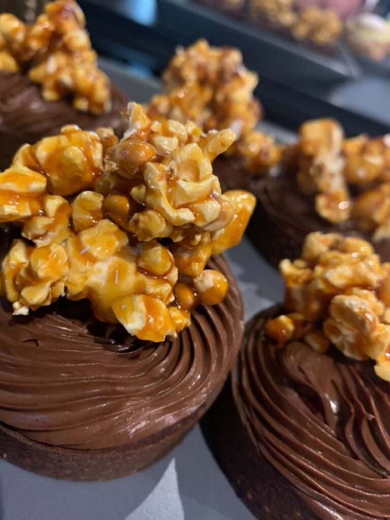 Babeczki z karmelowym popcornem