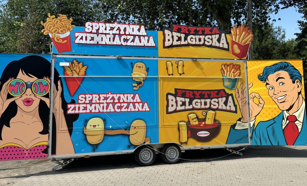 Foodtruck z frytkami belgijskimi i sprężynkami ziemniaczanymi