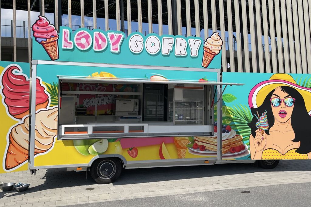 Foodtruck z lodami i goframi
