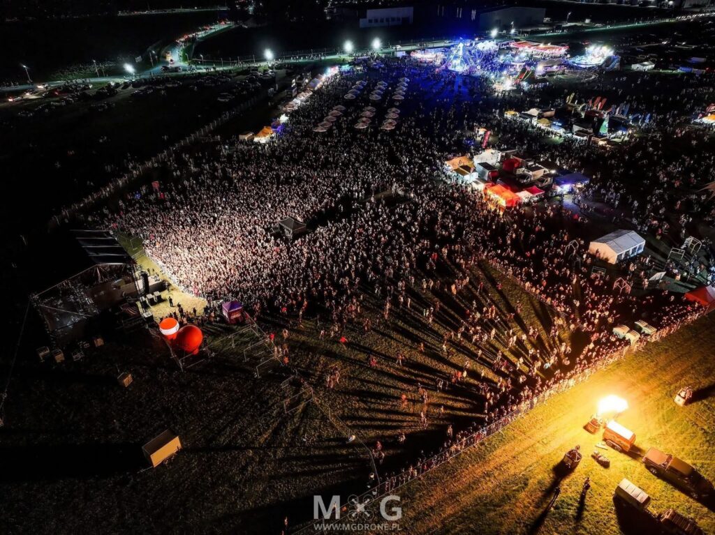 Koncert plenerowy nocą