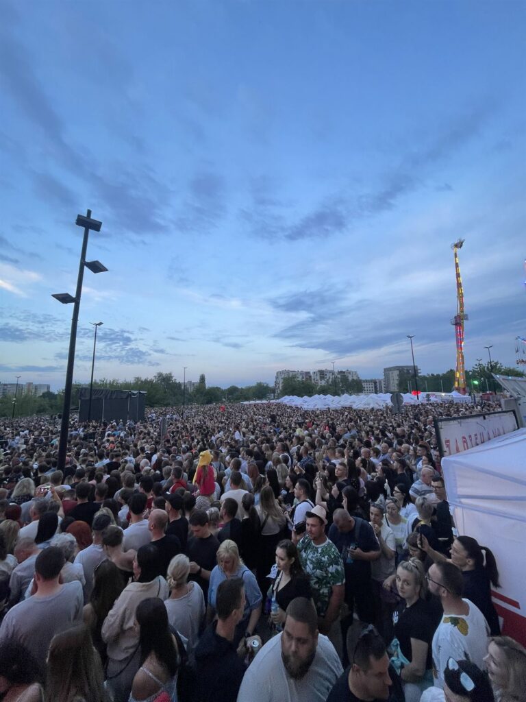 Publiczność na koncercie plenerowym